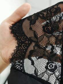 SHEIN Franclia 女款蕾絲拼接細肩帶背心上衣（細肩帶設計、標準長度、適合晚間活動）。黑色蕾絲上衣、閃亮上衣/夏季新款優雅女款短上衣/女孩日常穿著/夏季上衣/外出上衣/女款背心上衣/女款短上衣 - 黑色 - 查看 6