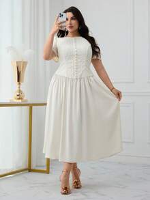 Modelyn Petite Robe grande taille de couleur unie élégante avec décoration de boutons et manches courtes - Nude - Voir 8