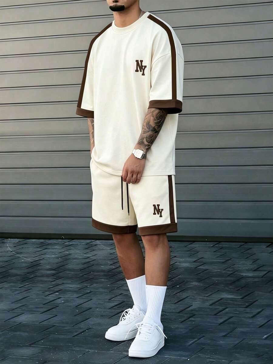 Manfinity Homme 男士短袖圓領T恤套裝，寬鬆版型，男士拼色圓領短袖休閒T恤與抽繩腰短褲套裝，棕色與杏色拼色男士T恤套裝，時尚NY字母印花，老錢風，日常休閒，週末出遊，戶外活動，旅行探險，輕鬆工作環境或半正式場合，適合作為男朋友/丈夫的禮物，週年/生日派對，夏季度假婚禮，春/夏時尚套裝 - 杏色 - 查看 1