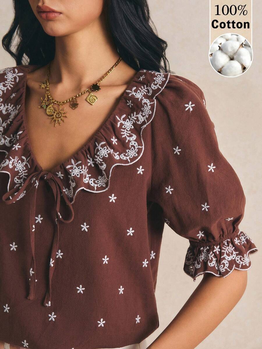 Poéselle 女款棉質刺繡荷葉邊飾前綁帶花瓣袖休閒襯衫 波西米亞風刺繡荷葉邊V領女款上衣 泡泡袖花卉襯衫 復古夏季上衣 波西米亞刺繡荷葉邊領襯衫 泡泡袖上衣 復古花卉女款夏季上衣 波西米亞風襯衫 棕色外穿上衣 鄉村音樂會穿搭