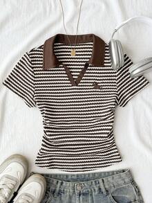 SHEIN Top court ajusté en maille décontracté pour préadolescente fille, marron à rayures avec col contrasté marron, blocs de couleurs, avec petite broderie logo, top marron, top d'été - Tabac - Voir 3