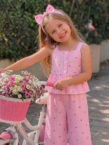 SHEIN Elladie kids 春夏女童/幼女2件套套裝，粉色與白色條紋愛心印花吊帶上衣 + 寬腿長褲，方領吊帶設計適合夏季，胸前鈕扣裝飾增添細節，荷葉邊下擺剪裁營造俏皮活潑感；亮粉色與白色條紋搭配愛心印花，充滿活力與甜美，整體清新活潑風格，適合日常出遊、遊樂園、派對、親子活動等 - 粉色 - 查看 3