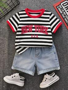 SHEIN 2pcs/Set Ensemble Bébé Garçon Été T-shirt Manches Courtes Tricoté à Motif Lettres Rayées et Short en Denim Bleu, Ensemble Rayé, Ensemble Denim, Ensemble Été, Ensemble Bébé Garçon, Ensemble Vacances - Multicolore - Voir 4