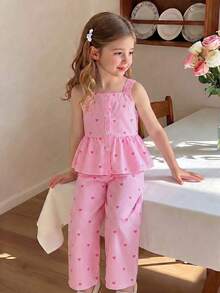 SHEIN Elladie kids 春夏女童/幼女2件套套裝，粉色與白色條紋愛心印花吊帶上衣 + 寬腿長褲，方領吊帶設計適合夏季，胸前鈕扣裝飾增添細節，荷葉邊下擺剪裁營造俏皮活潑感；亮粉色與白色條紋搭配愛心印花，充滿活力與甜美，整體清新活潑風格，適合日常出遊、遊樂園、派對、親子活動等 - 粉色 - 查看 1