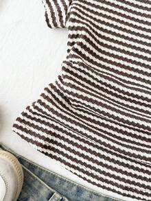 SHEIN Top court ajusté en maille décontracté pour préadolescente fille, marron à rayures avec col contrasté marron, blocs de couleurs, avec petite broderie logo, top marron, top d'été - Tabac - Voir 8