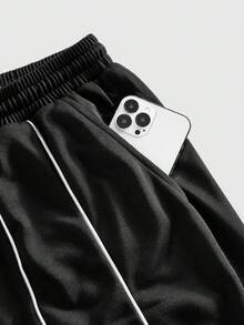 ROMWE MEN Street Life Conjunto de camiseta sin mangas de cuello redondo y pantalones cortos con bolsillo y lazo en la cintura para hombre - Blanco y Negro - Ver 6