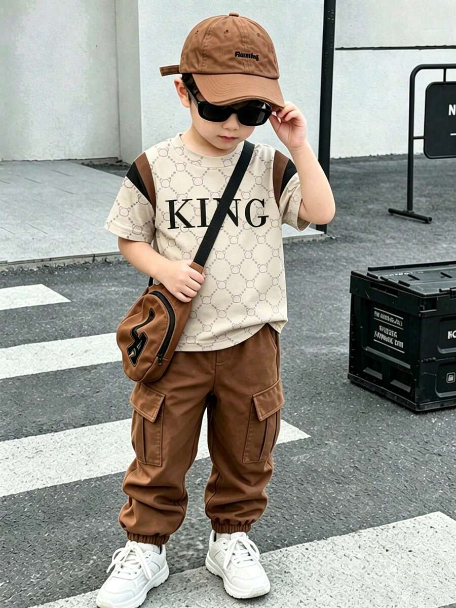 小男孩酷炫趣味英文標語拼接滿版印花時尚圓領短袖T恤搭配工裝褲套裝,適合假期聚會與派對,春夏季輕鬆舒適,夏季必穿之選,時尚休閒穿搭,春夏季街頭風,外出休閒造型,開學派對,適合戶外野餐、街拍、校園、假期、禮物使用 - 彩色 - 查看 1