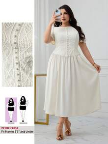 Modelyn Petite Robe grande taille de couleur unie élégante avec décoration de boutons et manches courtes - Nude - Voir 1