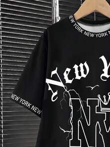 SHEIN Coolqubz 这款男童宽松短袖T恤套装，采用醒目的白色哥特式“New York”字样和皇冠NY字母印花，并饰以闪电图案；配套短裤侧边饰有对比鲜明的白色“NEW YORK”织带和协调的NY标志，为小男孩打造清新时尚的造型。 - 彩色 - 查看 8