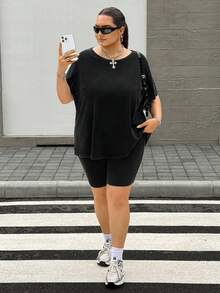 SHEIN CURVE+ 2件組休閒柔軟極簡深綠色圖案大尺碼女款短袖T恤與短褲套裝，適合夏季戶外居家健身穿著 - 黑色 - 查看 7
