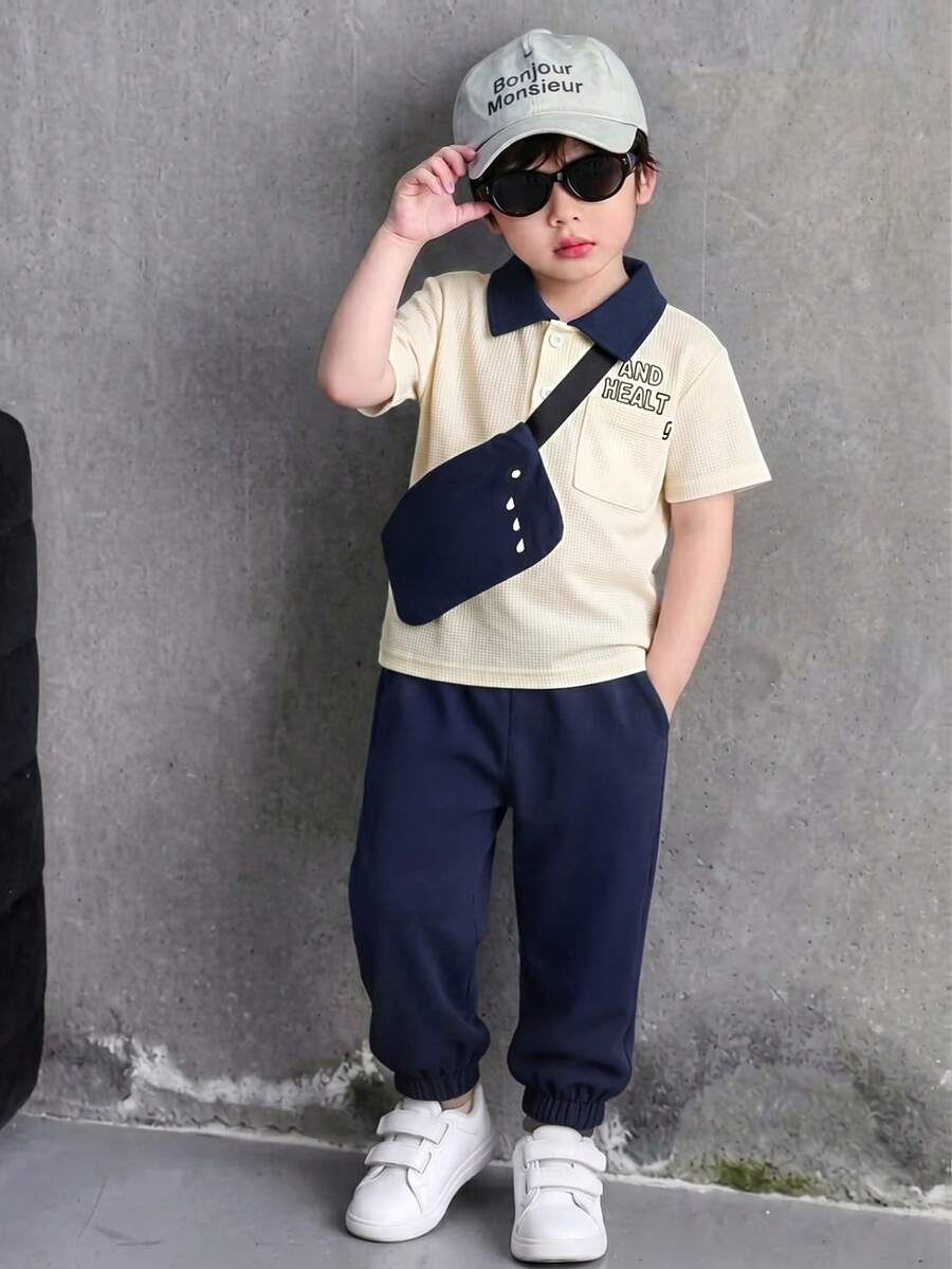 SHEIN 3件組小男孩 Polo 衫、長褲、包包套裝,休閒學院風可愛穿搭,上衣採撞色拼接與織標裝飾,長褲採撞色與錐形褲管設計,舒適面料,適合夏秋季節 - 藏蓝色 - 查看 1