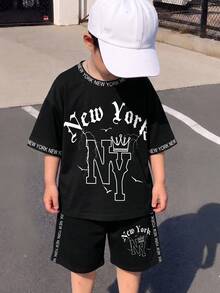 SHEIN Coolqubz 这款男童宽松短袖T恤套装，采用醒目的白色哥特式“New York”字样和皇冠NY字母印花，并饰以闪电图案；配套短裤侧边饰有对比鲜明的白色“NEW YORK”织带和协调的NY标志，为小男孩打造清新时尚的造型。 - 彩色 - 查看 5