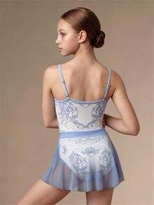 SHEIN Bộ đồ múa ba lê 2 món cho bé gái gồm áo liền quần hai dây màu trắng ngọt ngào và váy tutu liền thân, dây đeo có thể điều chỉnh với phần phối lưới, thiết kế họa tiết trang nhã, phù hợp cho các kỳ thi ba lê và biểu diễn trên sân khấu, chất liệu co giãn cao, mềm mại và thân thiện với da. - trắng - Xem 6