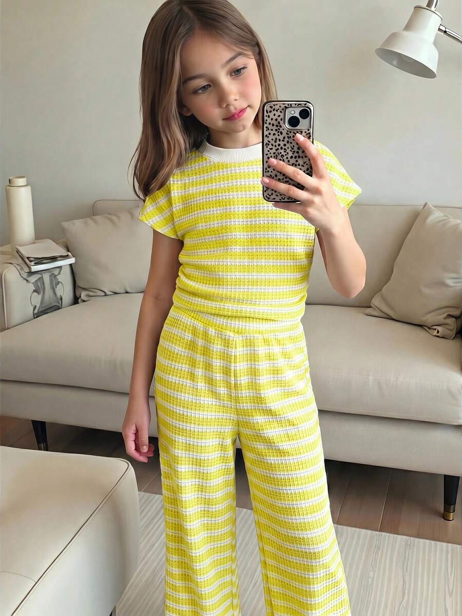 SHEIN 少女休閒度假優雅條紋提花針織修身百褶短袖上衣與配套長褲套裝,條紋套裝,黑白套裝,條紋兩件套,條紋長褲,條紋上衣,少女套裝,少女夏季套裝,少女長褲,春/夏條紋短袖套裝 - 黃色 - 查看 1