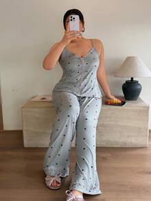Napfluff CURVE Napfluff CURVE طقم ملابس منزلية مقاس كبير مع قميص كاميسول مزين بكشكشة وقلب وبنطلون طويل - رمادي - مشاهدة 3