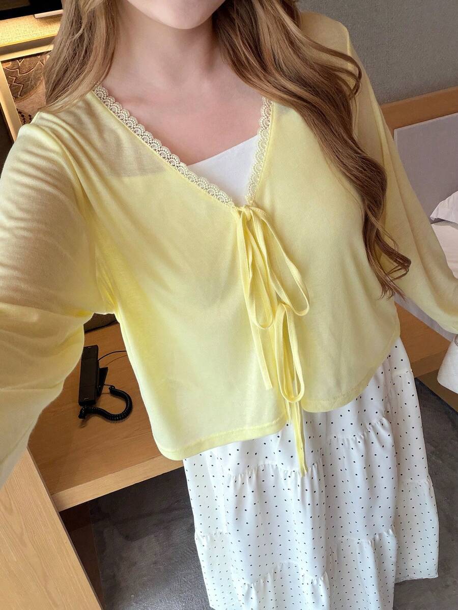 Bijouette Blus Wanita Ukuran Besar Warna Polos Leher V dengan Hiasan Renda dan Tali di Depan, Atasan Kuning, Atasan Musim Panas - Kuning - View 1