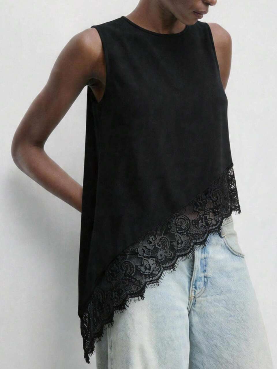 SHEIN Maija Women's Black Elegant Contrast Lace Asymmetric Hem Sleeveless Top,Date Night Summer Outfits,Solid Color Asymmetrical Blouses,Zipper Top