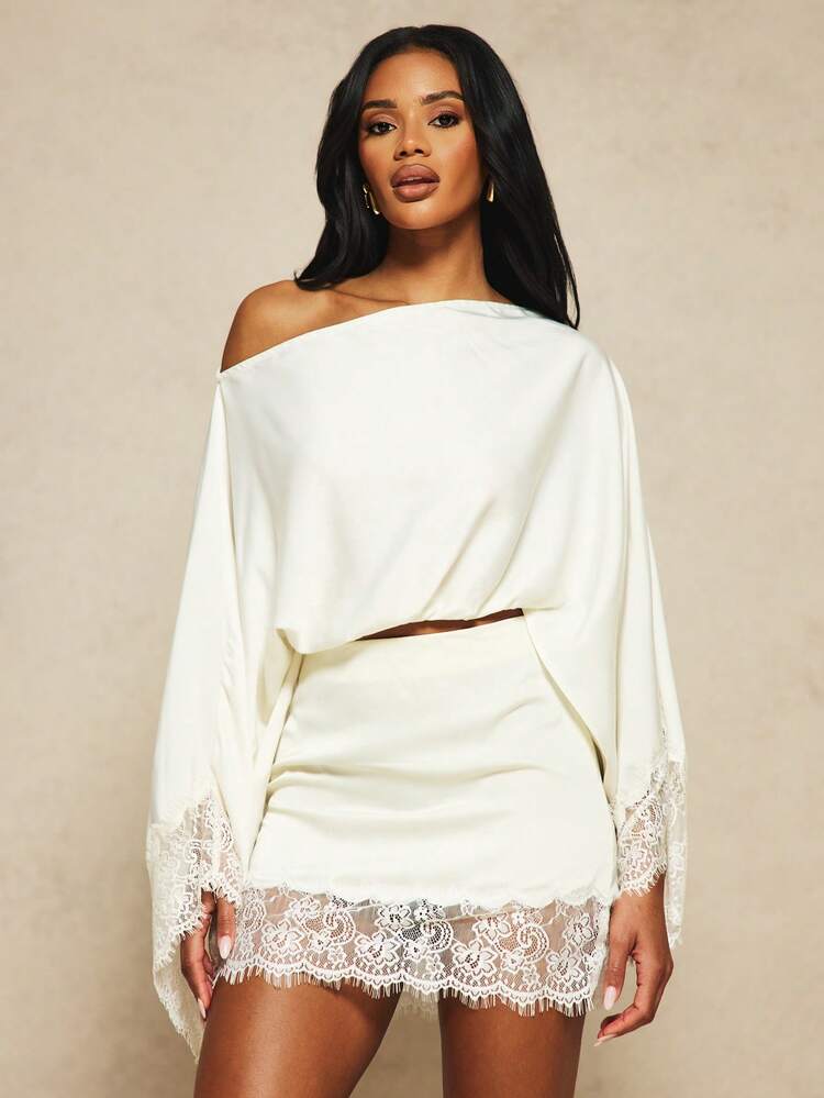 MISSGUIDED X Carli Bybel Satin Minirock mit zarter Spitzenverzierung, hoch tailliert, figurbetont, kurz, elegant, für Party, Abend, Anlass, Sommer, Frühling