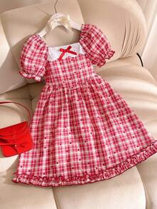 SHEIN Elladie kids 1件少女甜美復古公主風紅白格紋可愛紅波點印花柔軟親膚面料方領蕾絲鏤空領口3D紅色蝴蝶結裝飾澎澎短袖荷葉邊袖口高腰A字版型飄逸荷葉邊裙襬擺裙適合派對野餐校園生日休閒日常度假拍照四季穿著舒適百搭 - 紅色 - 查看 4