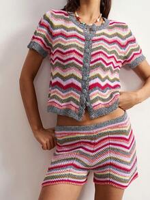 Bohemela Pantalones cortos de punto casuales de estilo BOHO para mujer con diseño ondulado que presenta un diseño de onda texturizado para un aspecto playero sin esfuerzo. Ligero y transpirable para días cálidos, perfecto como una prenda inferior lista para las vacaciones o un estilo de cubrimiento fácil para planes junto al mar. Combina con una parte superior de punto a juego, un bikini o un top sencillo para looks de verano relajados. Adecuado para uso diario casual, atuendos de verano y estilo de vacaciones/resort en la playa. - Multicolor - Ver 5