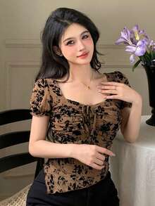 Joudiya 碎花小碎花印花 春夏優雅修身V領植絨繫帶不對稱下擺喇叭袖女款上衣 度假風棕色圖案T恤 - 棕色 - 查看 5