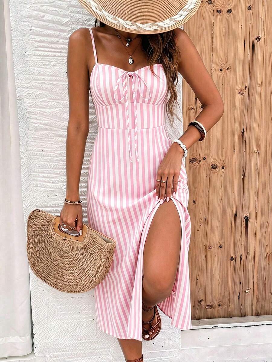 SHEIN Frenchy Abito camisole da donna a righe versatile con spacco e laccetti per le vacanze - Rosa - Visualizzare 1