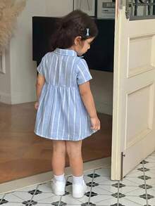 SHEIN Váy bé gái dệt họa tiết sọc xanh trắng dễ thương, tay ngắn cổ bẻ, họa tiết hoa, phong cách đi chơi mùa hè - Nhiều màu - Xem 2