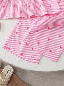SHEIN Elladie kids 春夏女童/幼女2件套套裝，粉色與白色條紋愛心印花吊帶上衣 + 寬腿長褲，方領吊帶設計適合夏季，胸前鈕扣裝飾增添細節，荷葉邊下擺剪裁營造俏皮活潑感；亮粉色與白色條紋搭配愛心印花，充滿活力與甜美，整體清新活潑風格，適合日常出遊、遊樂園、派對、親子活動等 - 粉色 - 查看 7
