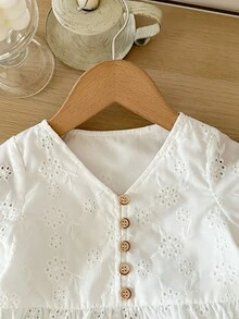 SHEIN LMoss Kids 女嬰夏季白色可愛刺繡上衣與荷葉邊長褲套裝 - 白色 - 查看 3