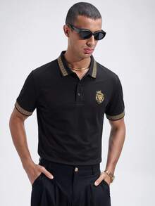 NobleFwd Camisa Polo de Manga Curta com Gola Preta e Estampa Clássica, Camisa Polo de Manga Curta com Gola e Estampa de Leão Coroado - Multicolorido - Visão 4
