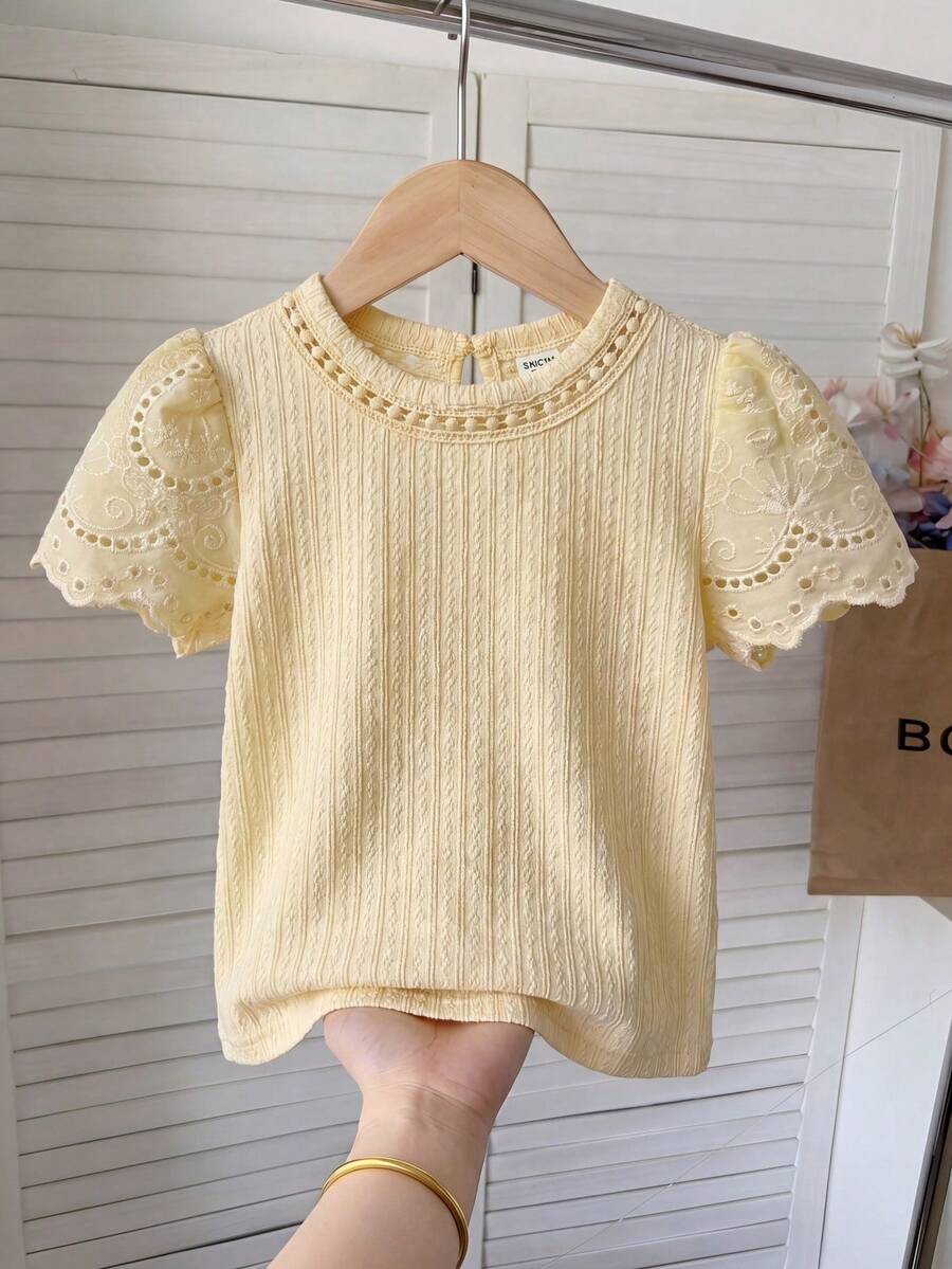 SHEIN LMoss Kids Camiseta ajustada de niña joven LMoss de unicolor con cuello redondo, adorno de encaje y volantes - Amarillo - Ver 1