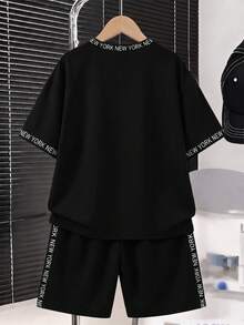 SHEIN Coolqubz 这款男童宽松短袖T恤套装，采用醒目的白色哥特式“New York”字样和皇冠NY字母印花，并饰以闪电图案；配套短裤侧边饰有对比鲜明的白色“NEW YORK”织带和协调的NY标志，为小男孩打造清新时尚的造型。 - 彩色 - 查看 3