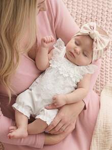 SHEIN Newborn Baby Cute Minimalist Elegant White Top And Ruffle Shorts Set, Suitable For Parties - White - View 9