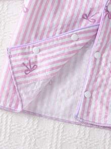 SHEIN 新生兒嬰兒睡衣-2件套粉色條紋睡衣套裝，附蝴蝶結印花長袖圓領鈕扣前開上衣與彈性腰圍長褲，四季適用 2026 必備款，柔軟溫和親膚經典睡衣 - 淡紫色 - 查看 5