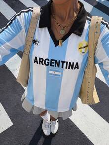 Muchica Áo polo jersey đội tuyển bóng đá Argentina nữ dáng rộng cổ chữ V, cổ nâu tương phản và tay sọc. Họa tiết ngựa mang phong cách vintage, preppy, cổ điển, thời trang, trẻ trung và street style. Chất vải mềm mịn thoải mái, lý tưởng cho mùa thu. Thời trang thể thao World Cup 2026, jersey bóng đá street style cho ngày thi đấu - Nhiều màu - Xem 5