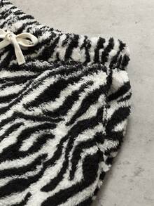 ROMWE MEN Men's Zebra Print Plush Fabric Loose Shorts - Black and White - View 5