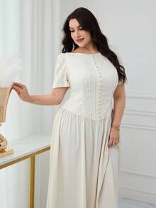 Modelyn Petite Robe grande taille de couleur unie élégante avec décoration de boutons et manches courtes - Nude - Voir 4