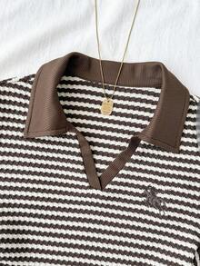 SHEIN Top court ajusté en maille décontracté pour préadolescente fille, marron à rayures avec col contrasté marron, blocs de couleurs, avec petite broderie logo, top marron, top d'été - Tabac - Voir 4