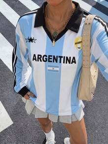 Muchica Áo polo jersey đội tuyển bóng đá Argentina nữ dáng rộng cổ chữ V, cổ nâu tương phản và tay sọc. Họa tiết ngựa mang phong cách vintage, preppy, cổ điển, thời trang, trẻ trung và street style. Chất vải mềm mịn thoải mái, lý tưởng cho mùa thu. Thời trang thể thao World Cup 2026, jersey bóng đá street style cho ngày thi đấu - Nhiều màu - Xem 4