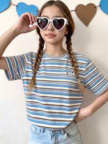 青少年女孩白色底藍色三角飾邊臘腸狗刺繡短袖T恤 - 以純白色為底，領口和袖口飾有清新藍色三角鋸齒飾邊，左胸處有可愛的臘腸狗刺繡圖案。小狗穿著淺藍色針織毛衣，俏皮且療癒。風格融合清新少女感與童趣細節，適合日常出遊、校園穿著及與朋友聚會。這是一款結合可愛刺繡、清新飾邊與舒適實用性的時尚單品！ - 彩色 - 查看 3