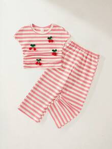 Maija Kids Maija Kids Conjunto de 2 peças para raparigas jovens, elegante, casual, preppy, requintado, confortável e versátil, com t-shirt de manga curta e gola redonda com riscas azuis e brancas e decoração de cereja, e calças retas com riscas, adequado para uso diário, volta às aulas, passeios, reuniões, festas de férias, primavera e outono - Azul e branco - Ver 2
