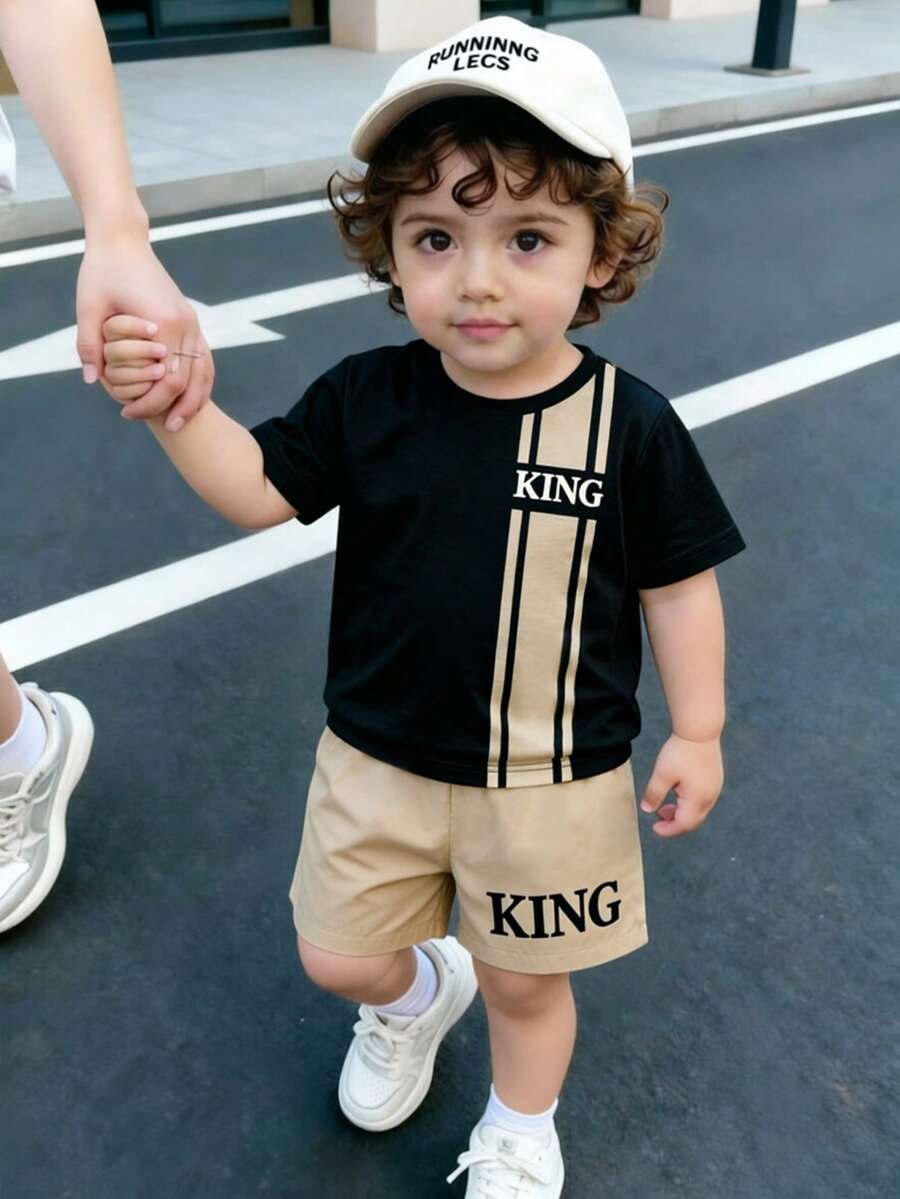 春夏男嬰休閒時尚創意個性化清新簡約卡其色直條紋 KING 字母標語印花短袖 T 恤與短褲套裝,舒適日常穿著,舒適夏季風格,適合春夏男童穿搭套裝 - 彩色 - 查看 1