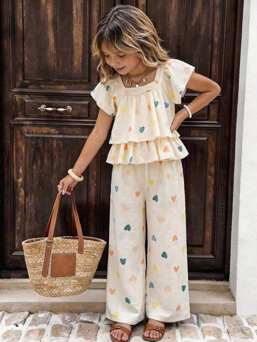 SHEIN Genkimix Kids 春夏女童/青少年2件套套裝，彩色愛心印花方領短袖上衣 + 寬腿長褲，方領短袖設計適合夏季，雙層荷葉邊下擺剪裁增加層次感，鮮豔彩色愛心印花俏皮吸睛；配色寬腿長褲俐落優雅，整體風格清新活潑，適合日常出遊、遊樂園、聚會、親子活動等 - 彩色 - 查看 1