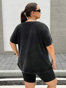 SHEIN CURVE+ 2件組休閒柔軟極簡深綠色圖案大尺碼女款短袖T恤與短褲套裝，適合夏季戶外居家健身穿著 - 黑色 - 查看 3