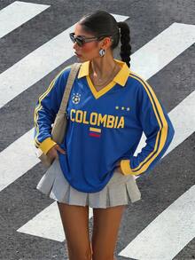 Muchica 女款寬鬆V領哥倫比亞國家足球隊球衣 Polo 衫，配對比棕色領口與條紋袖子。馬匹印花增添復古、學院風、經典、時尚、青春與街頭風格。面料光滑舒適，適合秋季。2026 世界盃運動時尚比賽日足球街頭風球衣 - 彩色 - 查看 4