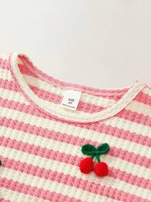Maija Kids Maija Kids Conjunto de 2 peças para raparigas jovens, elegante, casual, preppy, requintado, confortável e versátil, com t-shirt de manga curta e gola redonda com riscas azuis e brancas e decoração de cereja, e calças retas com riscas, adequado para uso diário, volta às aulas, passeios, reuniões, festas de férias, primavera e outono - Azul e branco - Ver 4