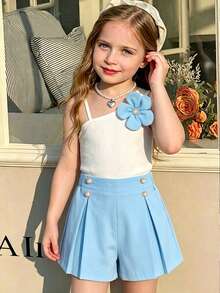 歐美風女孩夏季兩件套！黑色單肩螺紋吊帶上衣配花朵裝飾 + 米色百褶短褲套裝，溫柔時尚，舒適螺紋面料，甜美花朵點綴營造青春感，高腰短褲修飾顯瘦，適合日常出遊與上學，打造清新甜美女孩造型！ - 藍色 - 查看 5