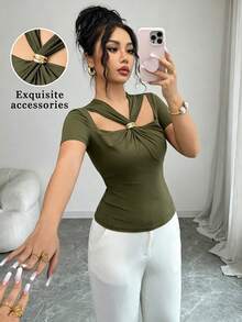 Elenzga 女款時尚V領鏤空金屬扣修身浪漫優雅休閒通勤約會派對聚會春夏短袖T恤 - 綠色 - 查看 1