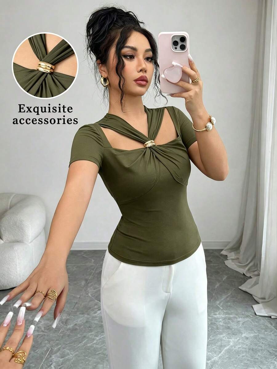 Elenzga 女款時尚V領鏤空金屬扣修身浪漫優雅休閒通勤約會派對聚會春夏短袖T恤 - 綠色 - 查看 1