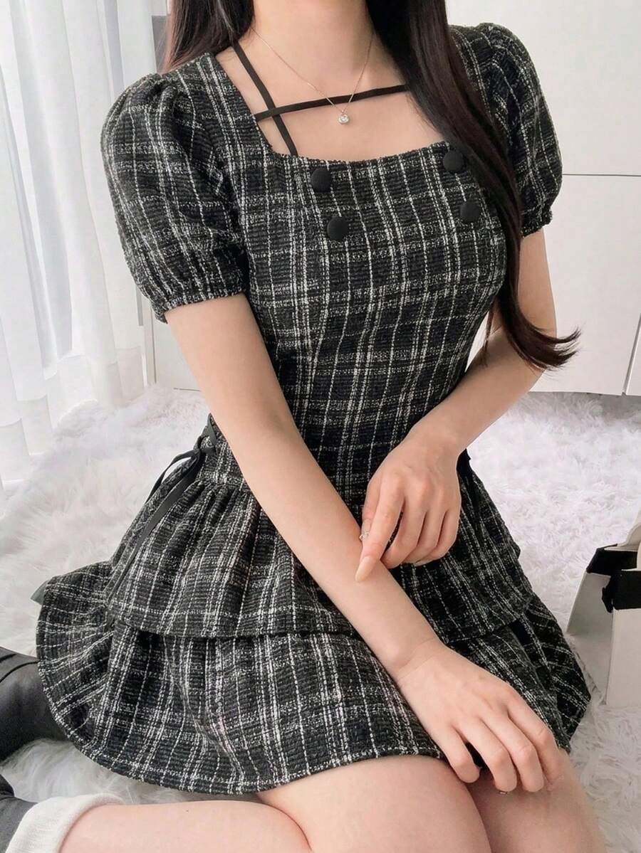 FRIFUL 女款方領花瓣袖格紋收腰短洋裝 夏季陽光裙 - 黑與白 - 查看 1